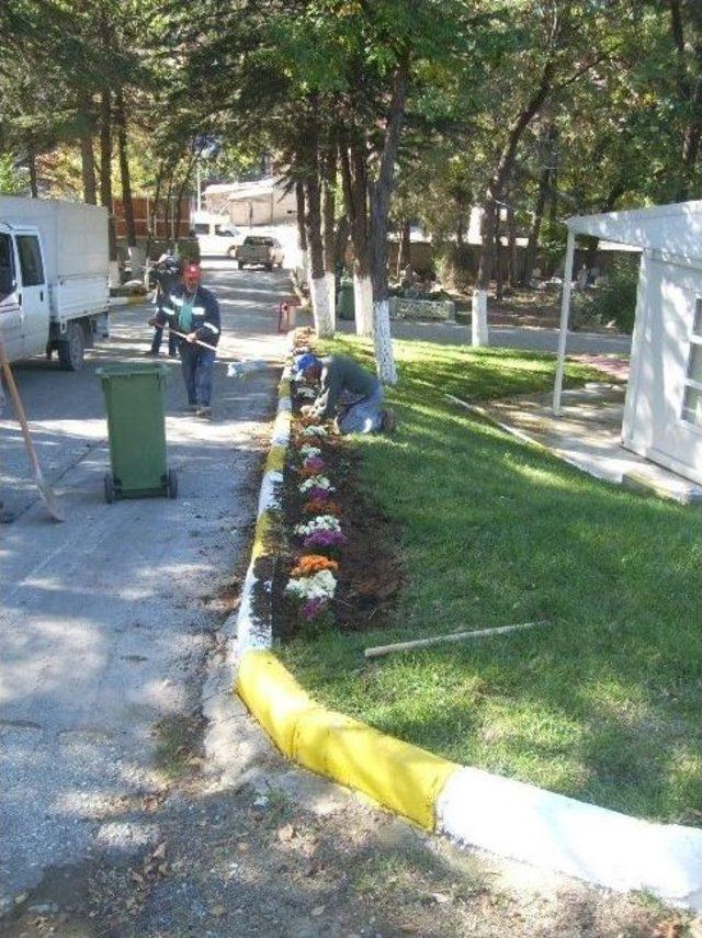 Bozüyük İlçe Mezarlığında Kurban Bayramı Hazırlıkları 2