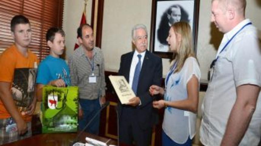 Zihni Aldırmaz, Avrupalı &Ouml;ğrencileri Ağırladı