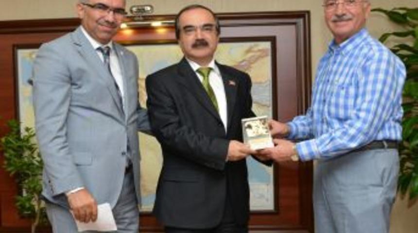 Vali Coş, Kurbanını Kızılay&rsquo;a Bağışladı