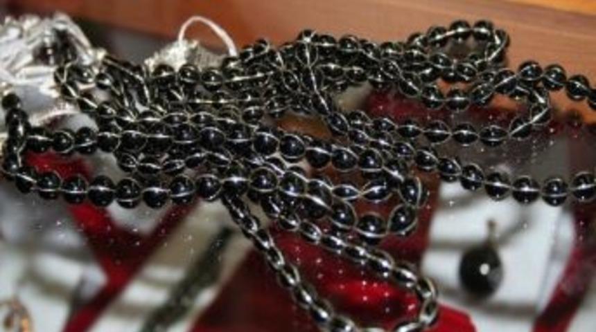 Erzurum'da 19 Bin 925 Adet Ka&ccedil;ak Rus Taşı Tespih Ele Ge&ccedil;irildi