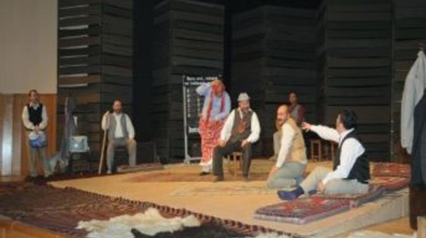 Şehir Tiyatrosu Perdelerini &ldquo;kamyon&rdquo; İle A&ccedil;ıyor