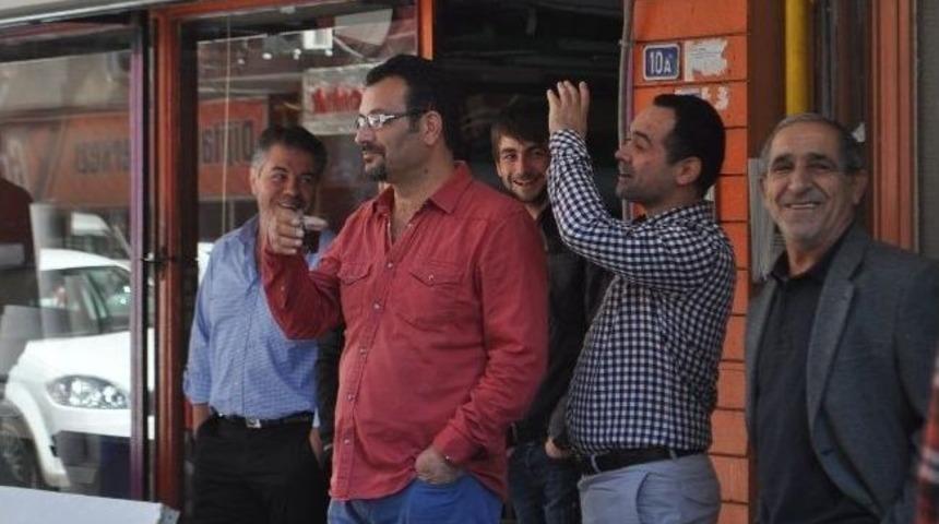 Kurtarma Operasyonunu &Ccedil;ay İ&ccedil;erek İzlediler