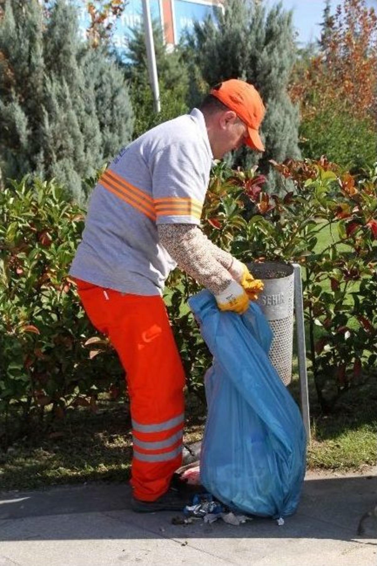 Belediye Ekipleri Kentte Bayram Temizliği Yapıyor