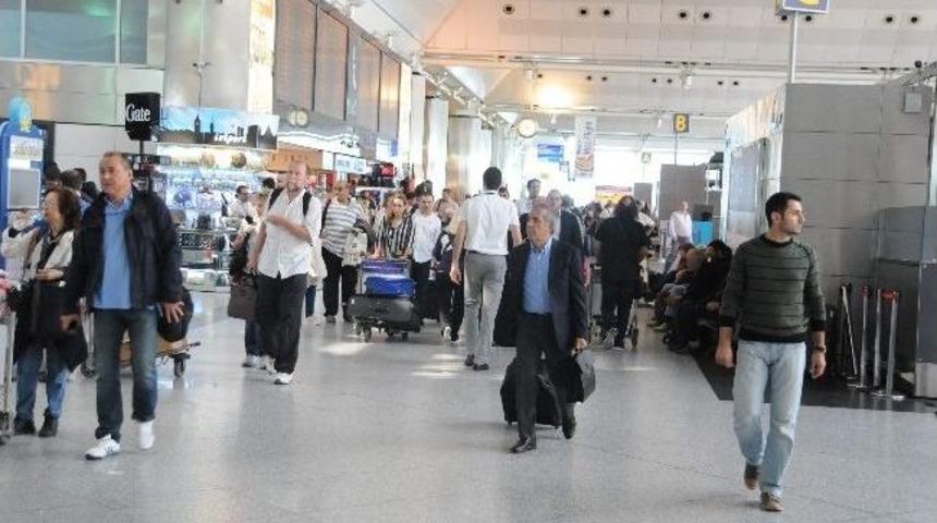 Atat&uuml;rk Havalimanı&rsquo;nda Bayram Yoğunluğu