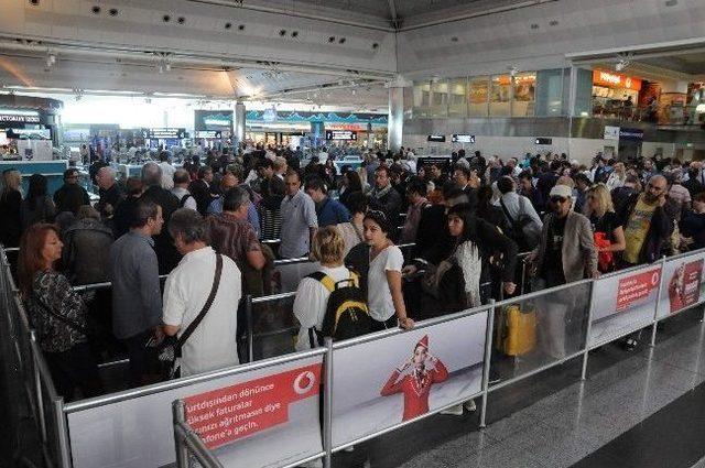 Atatürk Havalimanı’nda Bayram Yoğunluğu