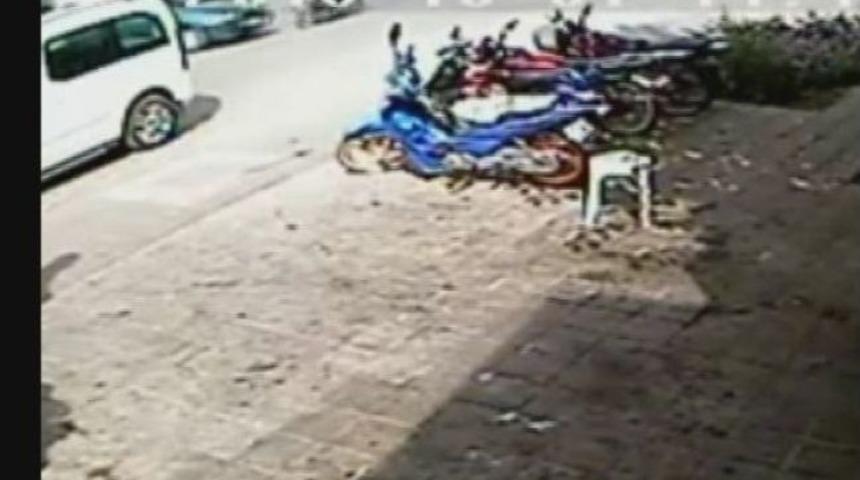 Motosikletin Otomobile &Ccedil;arpma Anı Kameralara Yansıdı