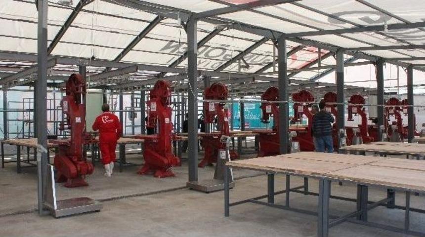 Kavurmalarını Yiyen Vatandaşlar, Led Ekrandan Kurbanlarının Kesimini İzleyecek