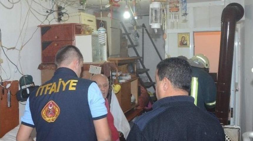 Dumandan Etkilenen Şahsı Komşuları Kurtardı