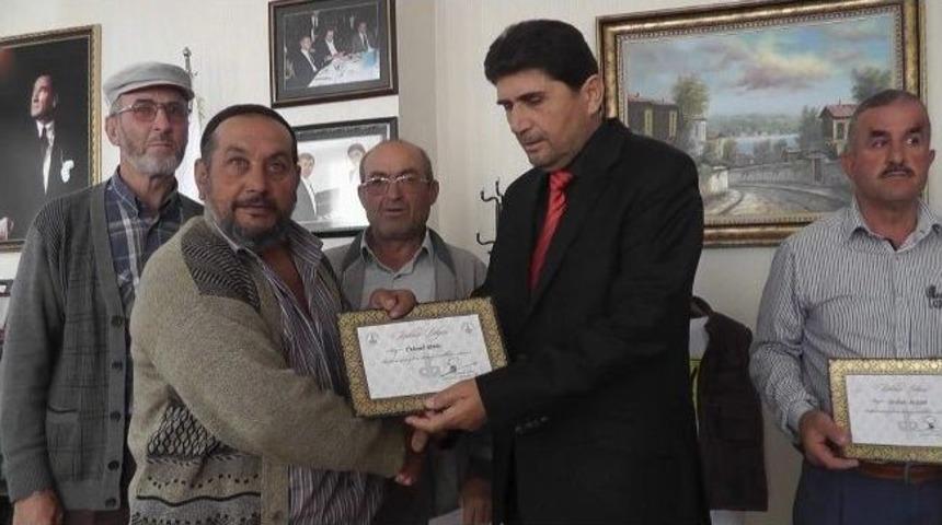 Derbent&rsquo;te Cami Derneği &Uuml;yelerine Teşekk&uuml;r Belgesi