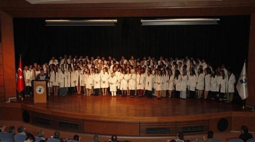 Tıp &Ouml;ğrencileri Beyaz &Ouml;nl&uuml;klerini Giydi