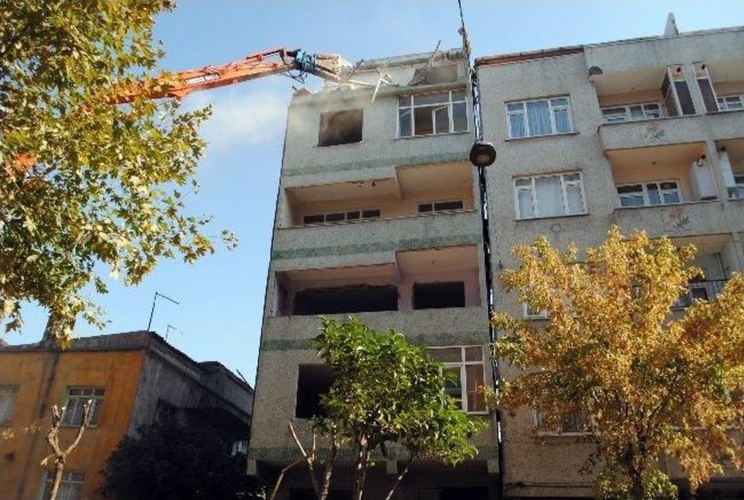 Esenler'de Yan Yatan Bina Yıkıldı
