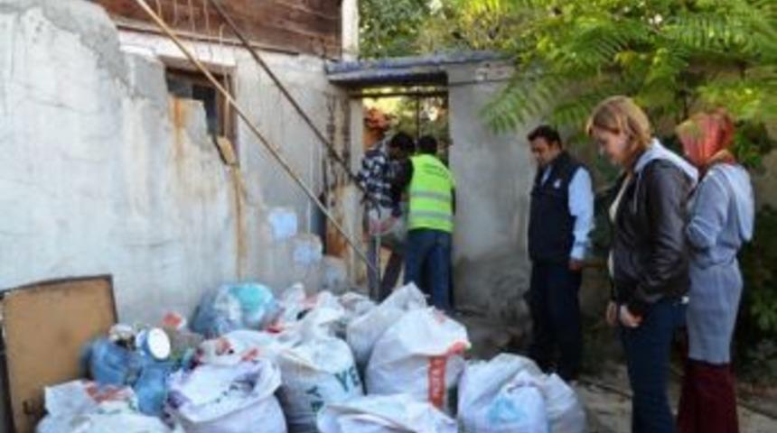 Sındırgı Belediyesi Muhta&ccedil; Kimsesizlerin Evinde Bayram Temizliği Yapıyor