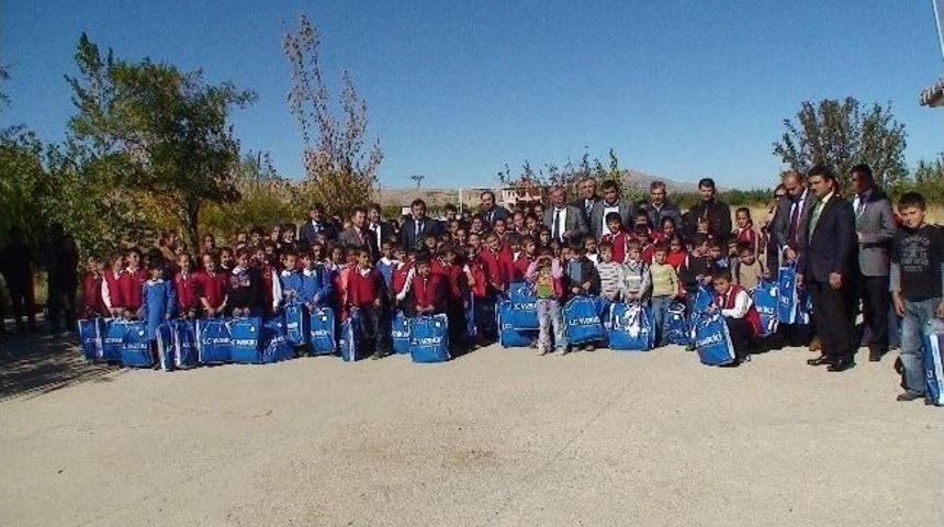 Doğanşehir&rsquo;de &Ouml;ğrencilere Kışlık Elbise Yardımı Yapıldı