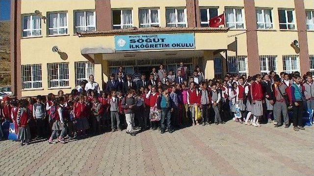 Doğanşehir’de Öğrencilere Kışlık Elbise Yardımı Yapıldı