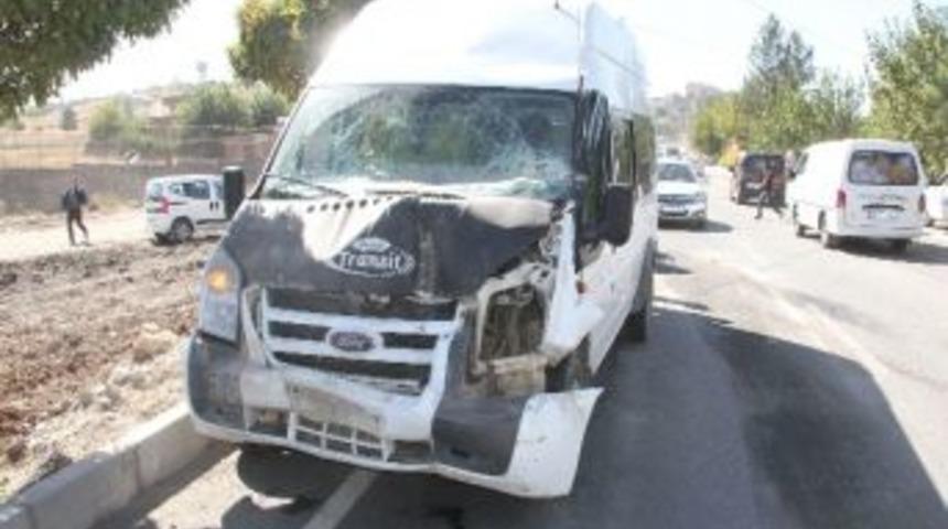 Diyarbakır&rsquo;da Minib&uuml;s Kamyona &Ccedil;arptı: 4 Yaralı