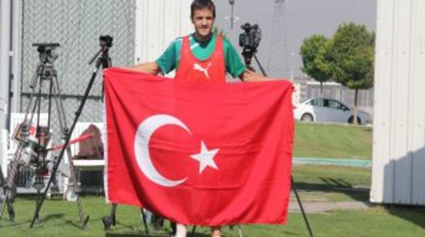 T&uuml;rk Bayrağı Ile Poz Veren Batalla: Kul&uuml;b&uuml;m De Isterse T&uuml;rk Vatandaşı Olurum