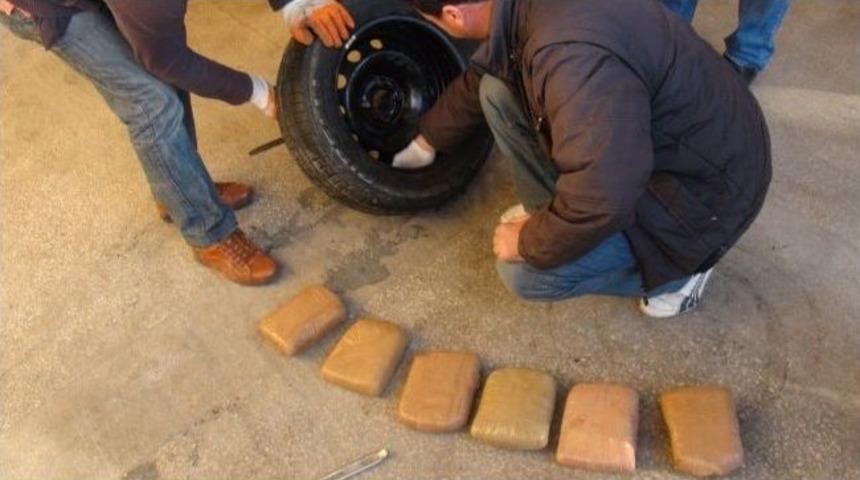 Otomobilin Lastiğinde 13 Kilo Esrar &Ccedil;ıktı