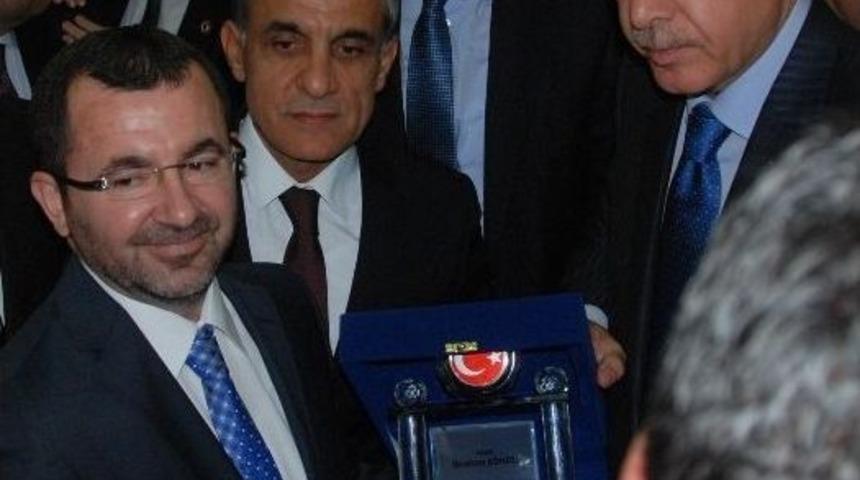 Başbakandan İşadamlarına Plaket