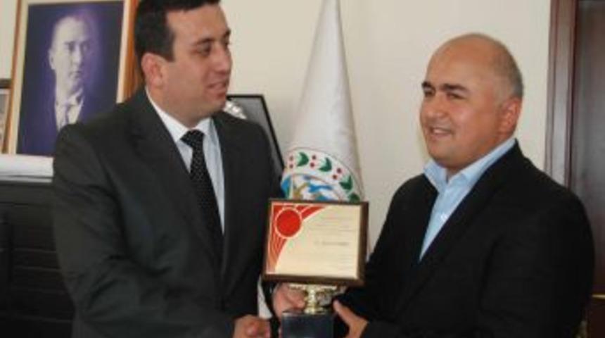 Eğitim G&ouml;n&uuml;ll&uuml;s&uuml; Başkan &Ouml;zer'e Plaket