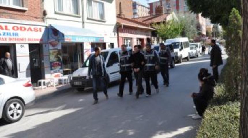 &Ouml;ld&uuml;rd&uuml;ğ&uuml; Ağabeyini Anne Ve Babasının Yardımıyla Yakmış