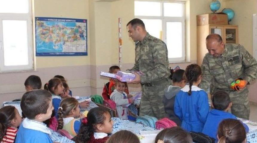 Jandarmadan &Ccedil;ocuklara Bayram Hediyesi