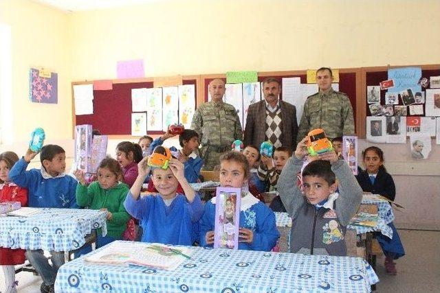 Jandarmadan Çocuklara Bayram Hediyesi 1