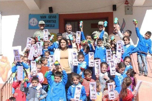 Jandarmadan Çocuklara Bayram Hediyesi 2