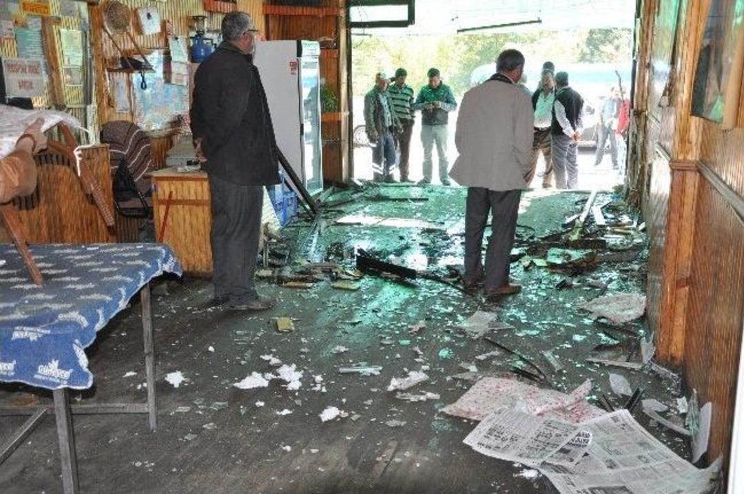 Uşak'ta Ara&ccedil; Kahvehaneye Daldı: 8 Yaralı