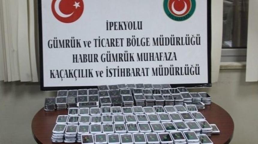 Habur'da 432 Adet Ka&ccedil;ak Cep Telefonu Ele Ge&ccedil;irildi