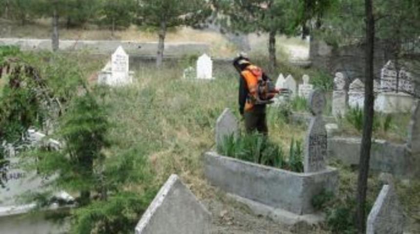 Sungurlu&rsquo;da Mezarlıklar Bayrama Hazırlanıyor