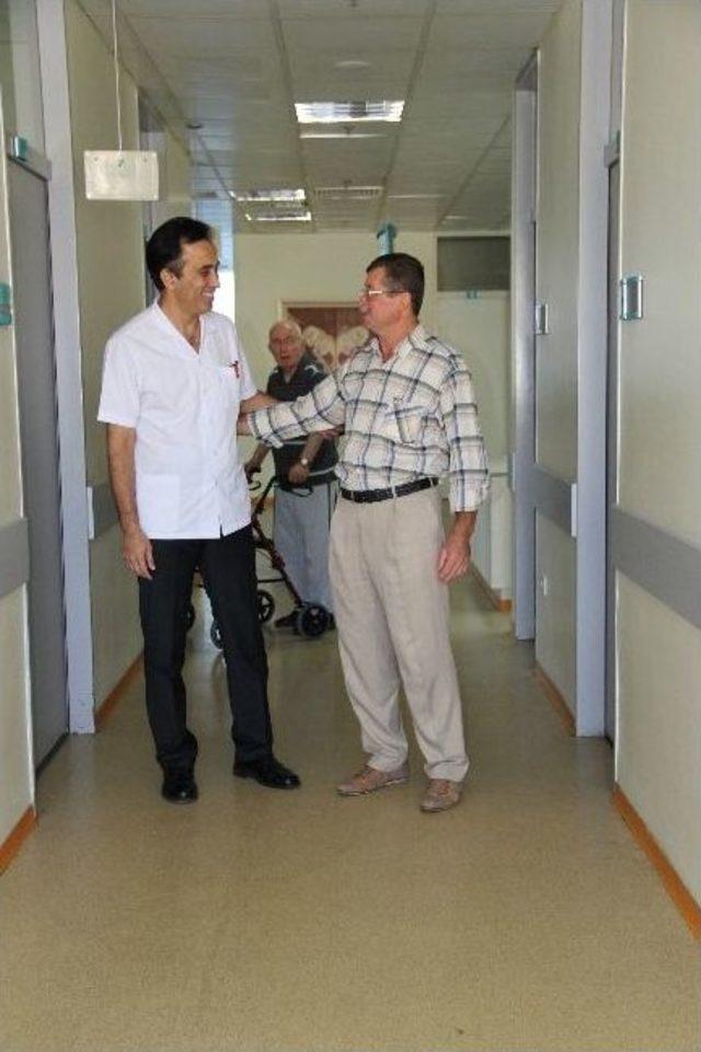 (özel Haber) İzmirli Doktor Feçli Hastayı Yürüttü 1