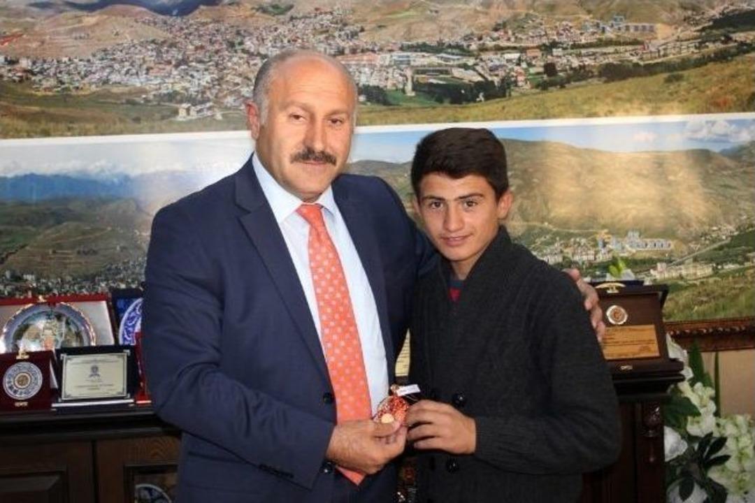 Bayburt Belediyesi'nden Başarılı Sporculara Altın &Ouml;d&uuml;l&uuml;