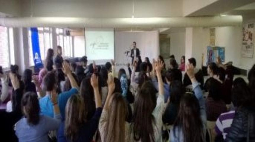 A&uuml; Kariyer Kul&uuml;b&uuml;'nde Tanışma Toplantısı