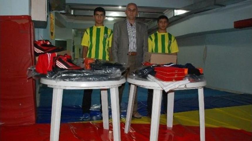 G&uuml;reş Takımına Malzemeleri Verildi