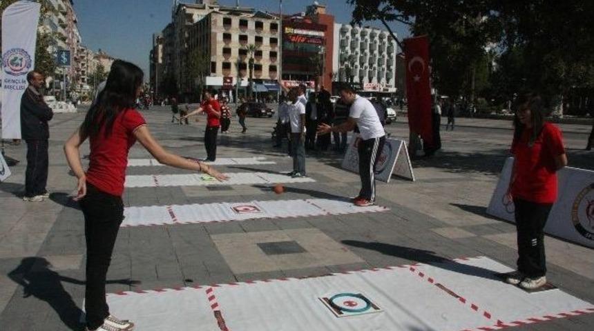 Delikli&ccedil;ınar Meydanı'nda Hemsball Tanıtıldı