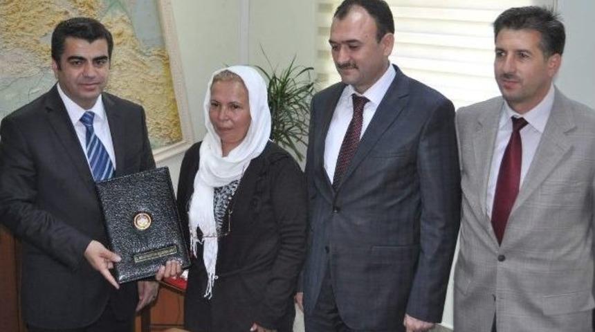 Kadın Muhtar, K&ouml;y&uuml;ne Ortaokul Yaptırıyor