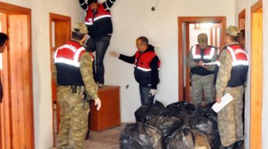 Tarlada Yetiştirip Evinde Işleyen Esrar Satıcısına Şafak Operasyonu