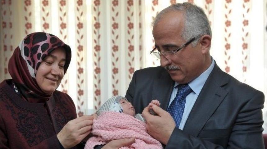 Vali Tuna Ve Eşi Pervin Tuna&rsquo;dan D&ouml;rd&uuml;z Bebeklere Ziyaret