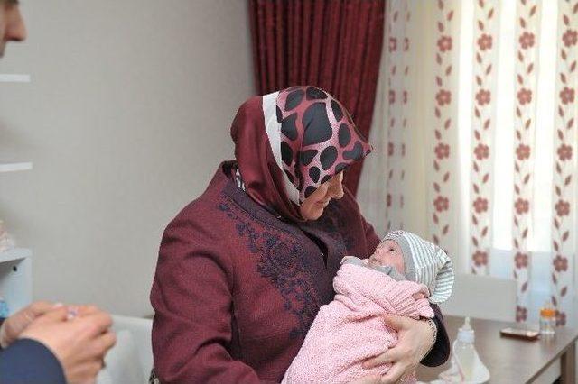 Vali Tuna Ve Eşi Pervin Tuna&rsquo;dan D&ouml;rd&uuml;z Bebeklere Ziyaret 1