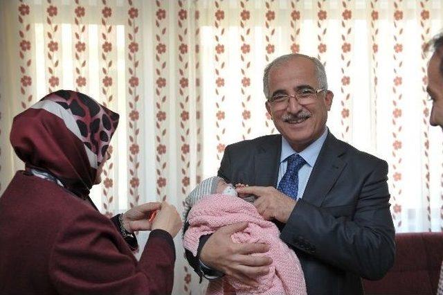 Vali Tuna Ve Eşi Pervin Tuna&rsquo;dan D&ouml;rd&uuml;z Bebeklere Ziyaret 2