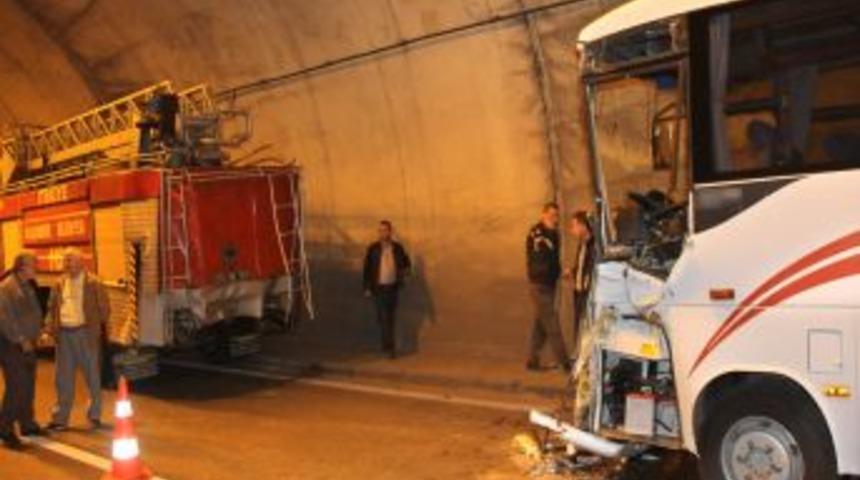 T&uuml;nelde Trafik Kazası: 1 &Ouml;l&uuml;, 7 Yaralı