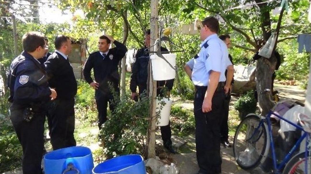 Akli Dengesi Yerinde Olmadığı İddia Edilen Şahıs Babası Ve Annesini Bı&ccedil;akladı