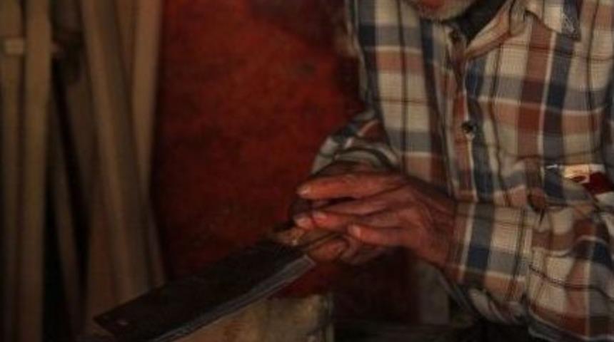 80&rsquo;lik Usta Bı&ccedil;akları Kurban İ&ccedil;in Hazırlıyor