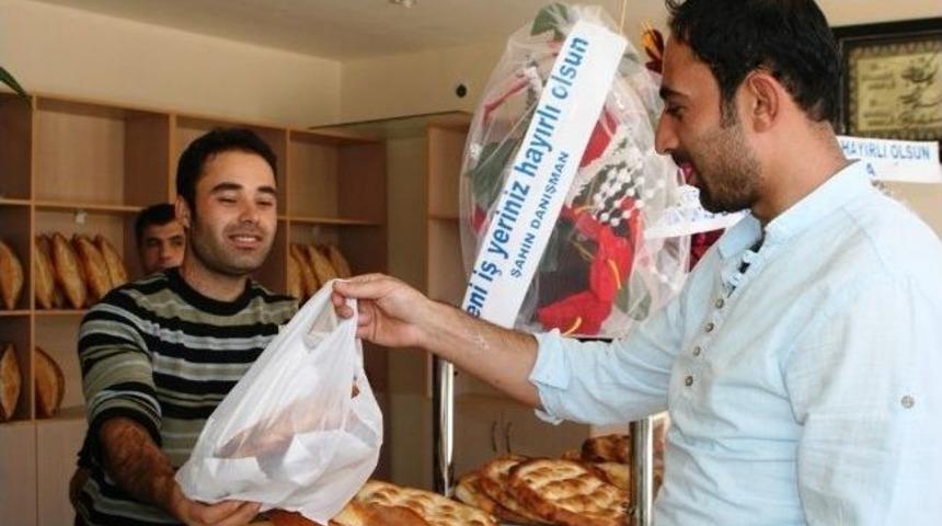 Yeni A&ccedil;ılan Fırın Bedava Ekmek Dağıttı