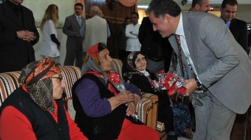 Başkan &Ccedil;akır, Huzur Evi&rsquo;ni Ziyaret Etti