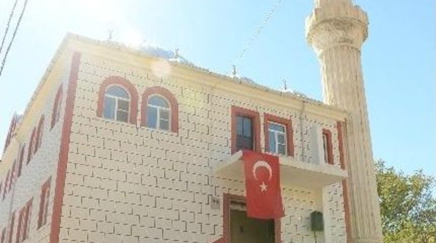 Belde Sakinleri Bah&ccedil;esini, Altınını Satıp Cami Yaptırdı