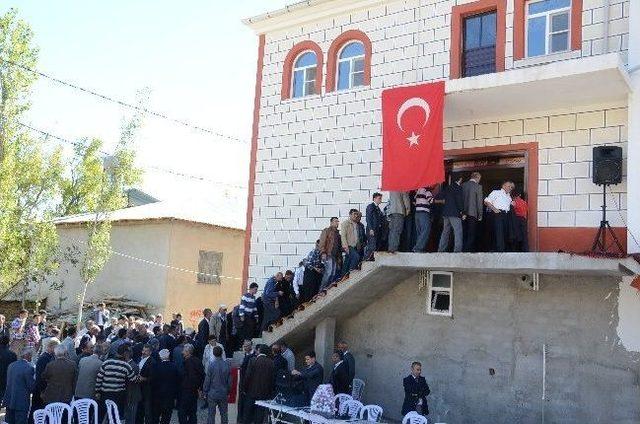 Belde Sakinleri Bahçesini, Altınını Satıp Cami Yaptırdı