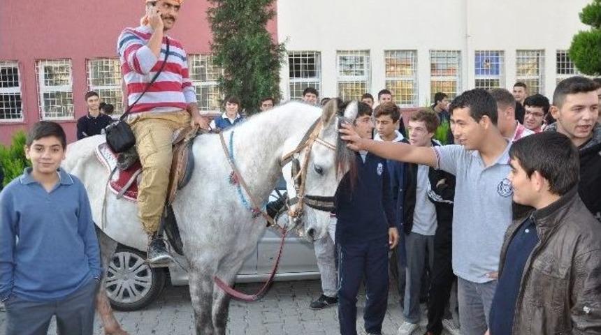 Onur Öğretmen Okula Atla Gidip Geliyor