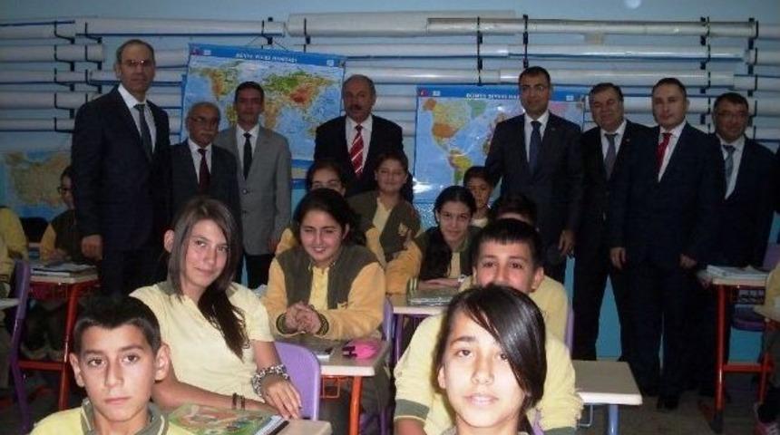 İzmir Valisi Toprak &Ouml;ğrencilere Bilim Dergisi Dağıttı