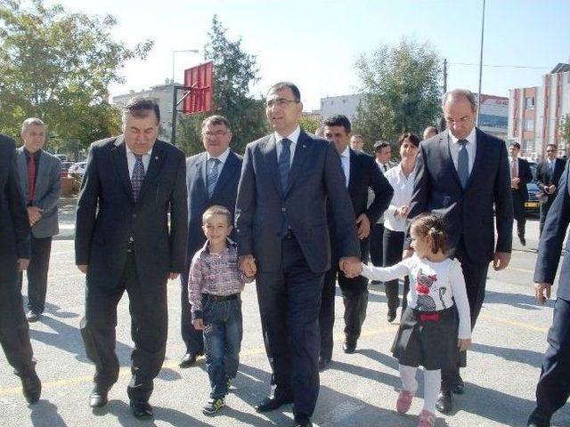 İzmir Valisi Toprak &Ouml;ğrencilere Bilim Dergisi Dağıttı 1